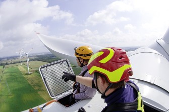 Praktische Schulungen von thyssenkrupp rothe erde Zwei Männer mit sicherheitshelfen auf einer Wimdkraftanlage, die Inspektionen durchführen