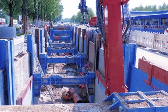 Le projet de blindage de la Salzdahlumer Straße a dû être exécuté dans des conditions d’espace limitées et sans interruption de la circulation. Le projet de blindage de la Salzdahlumer Straße a dû être exécuté dans des conditions d’espace limitées et sans interruption de la circulation.