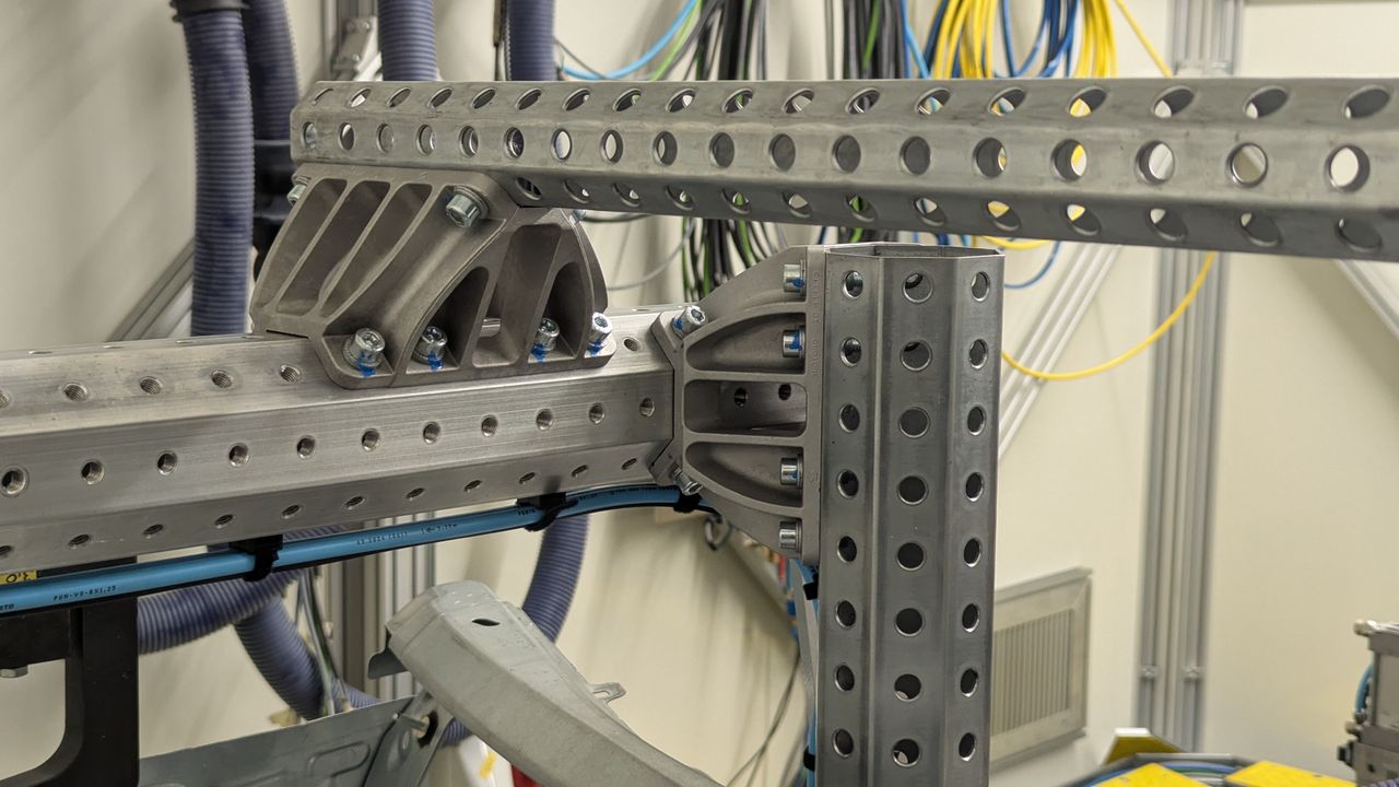 The oktasys gripper from thyssenkrupp Automotive Body Solutions in action