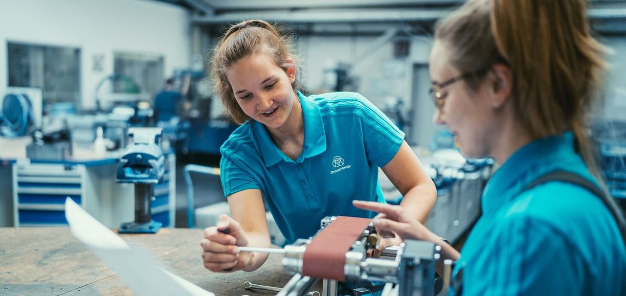 Zwei Auszubildende bei der Arbeit