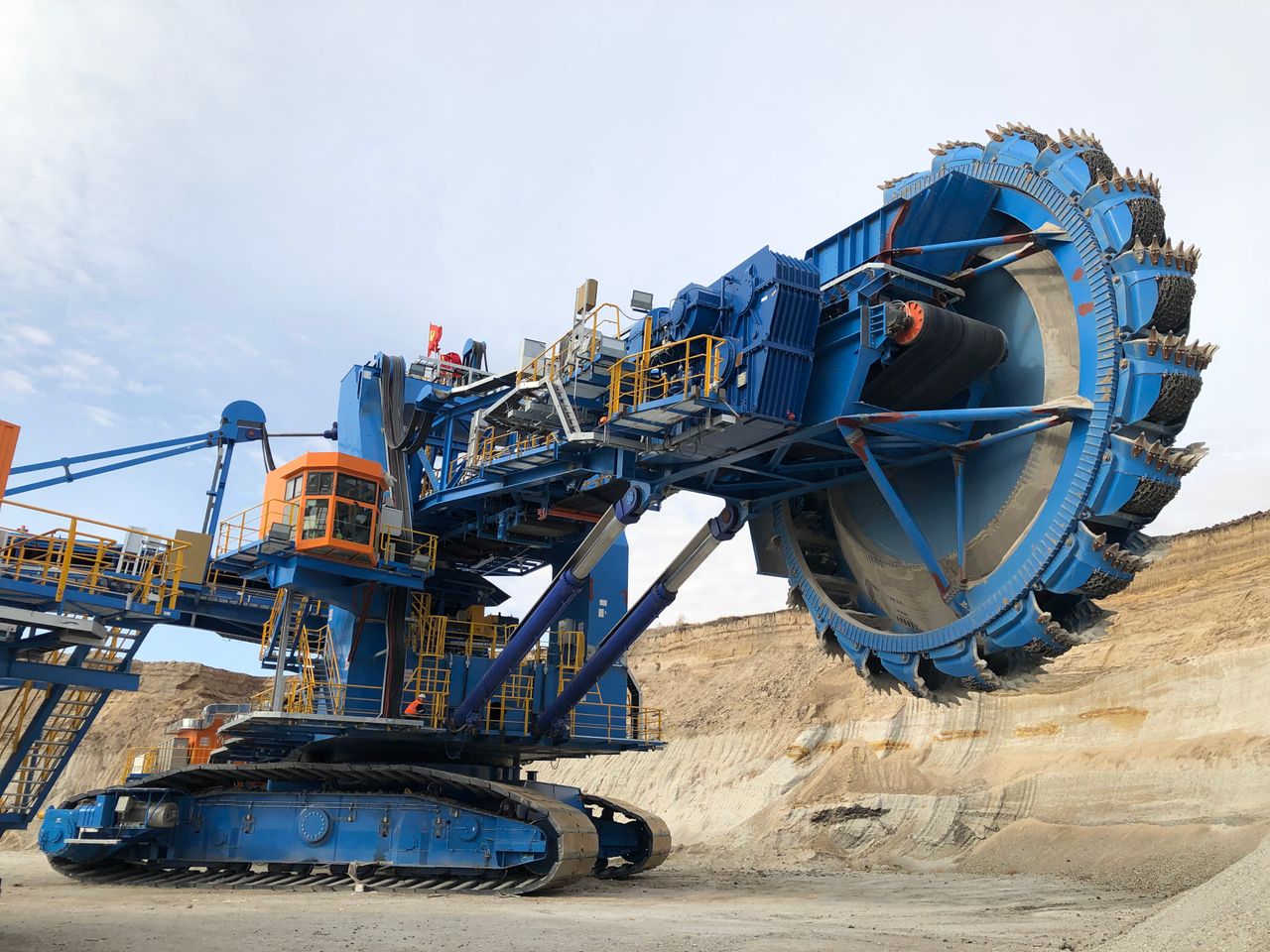 Exploring eагtһ's рoweг: The Function of a Bucket Wheel Excavator