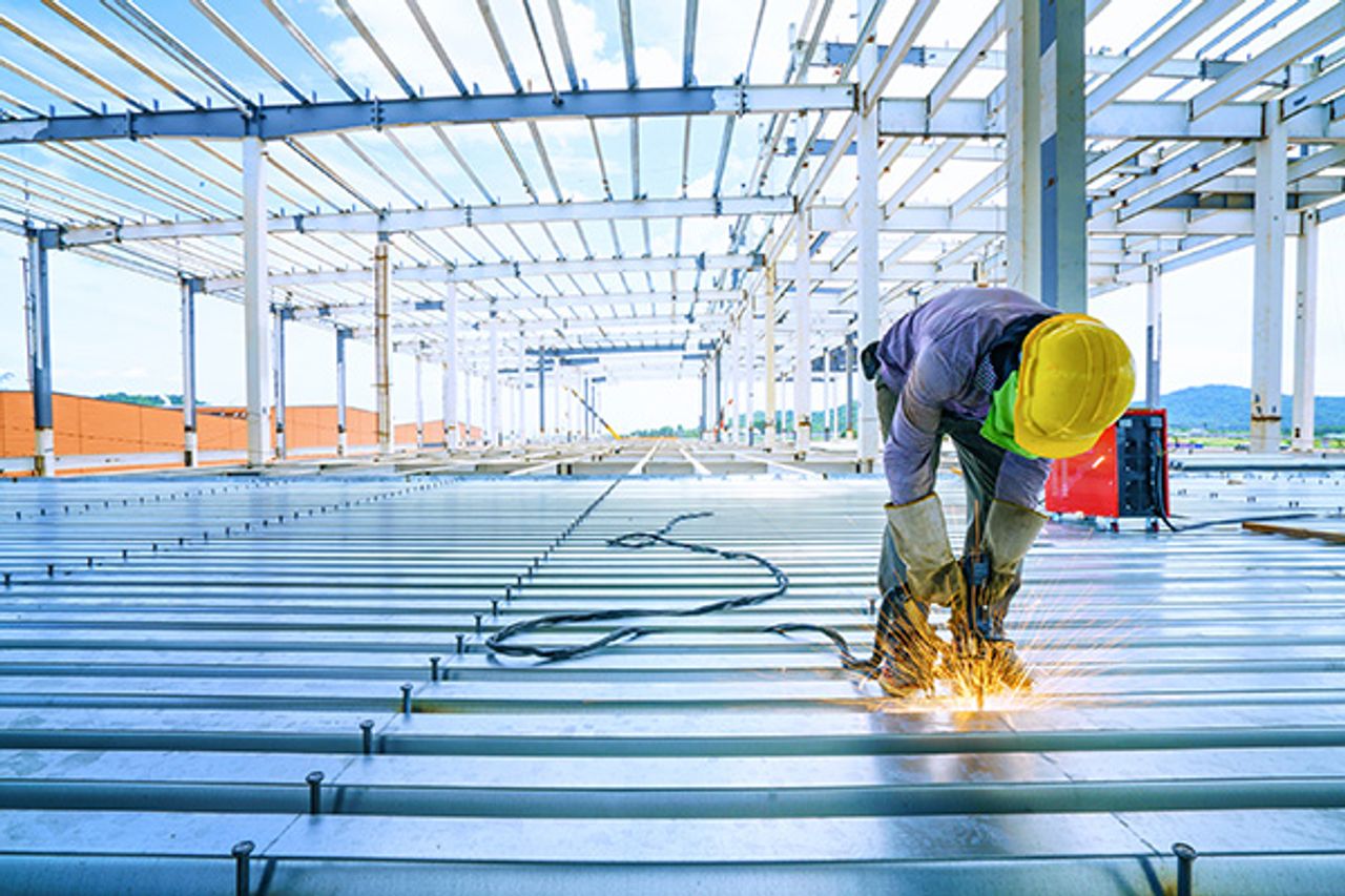 Arbeider op dakconstructie