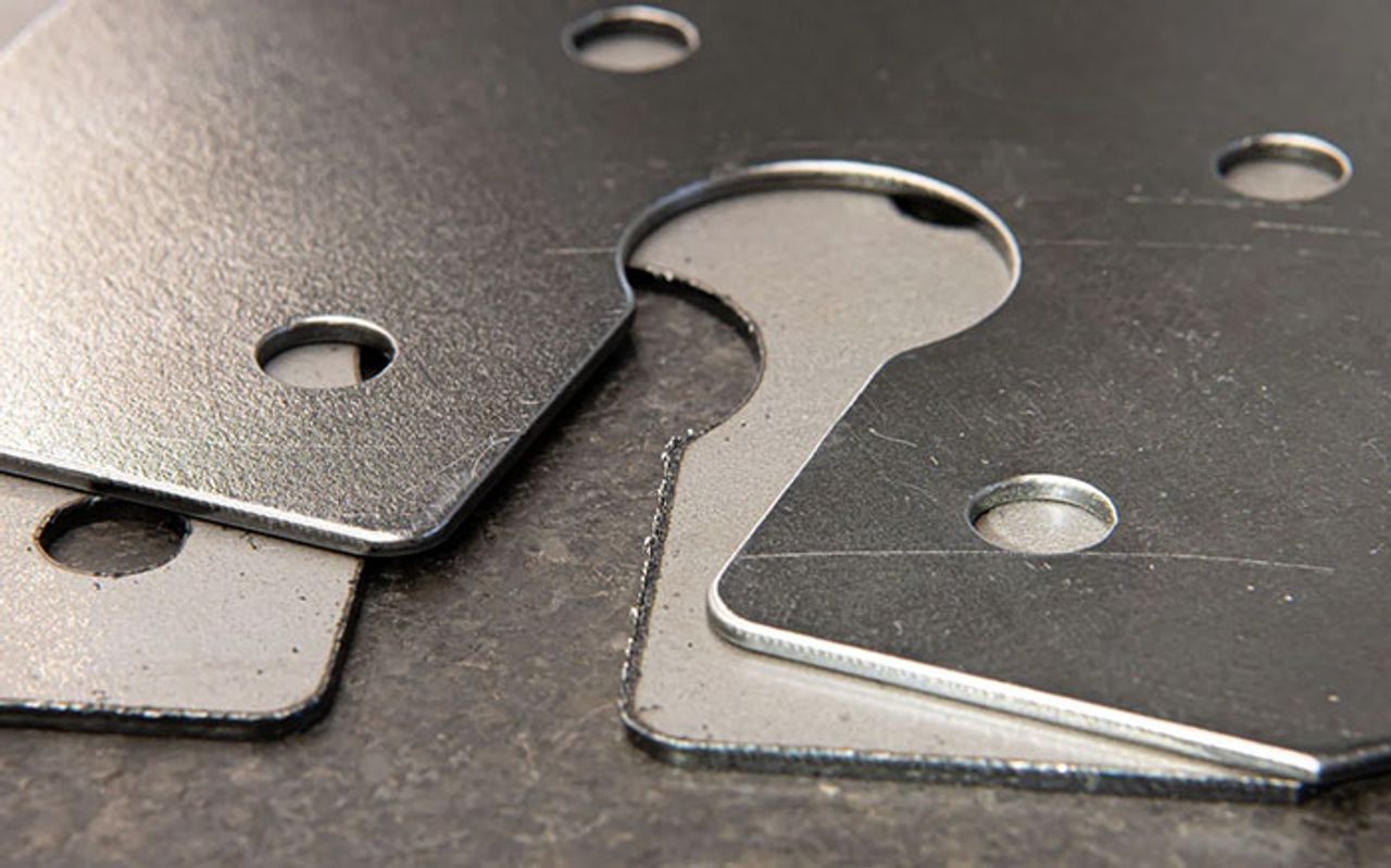 metalen stukken, ruw en ontbraamd ene afgerond