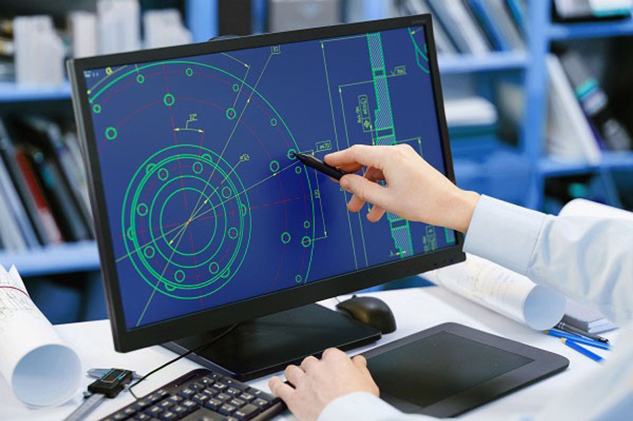 ingenieur die tekening bestudeerd op pc