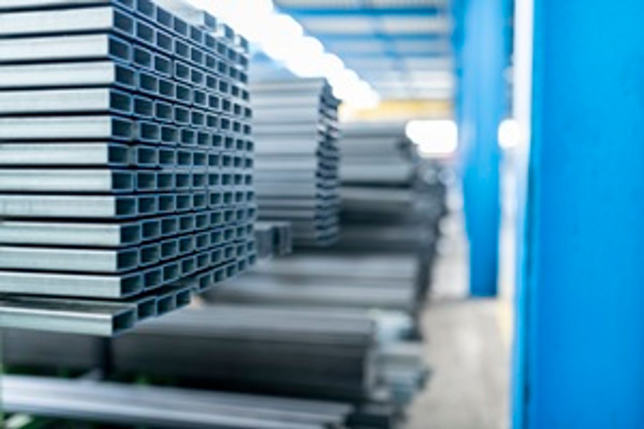 aluminium platen en profielen in magazijn