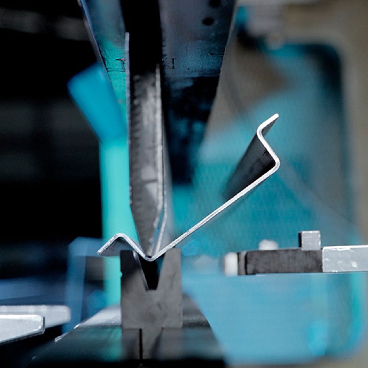 Plooien en zetten metalen platen