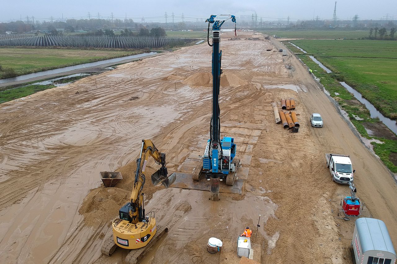 Die 55 Meter breite Trasse der A 26 ist gekennzeichnet durch ihre besondere Lage zwischen dem Natur- und Vogelschutzgebiet „Moorgürtel“ und dem bekannten Obstanbaugebiet „Altes Land“.