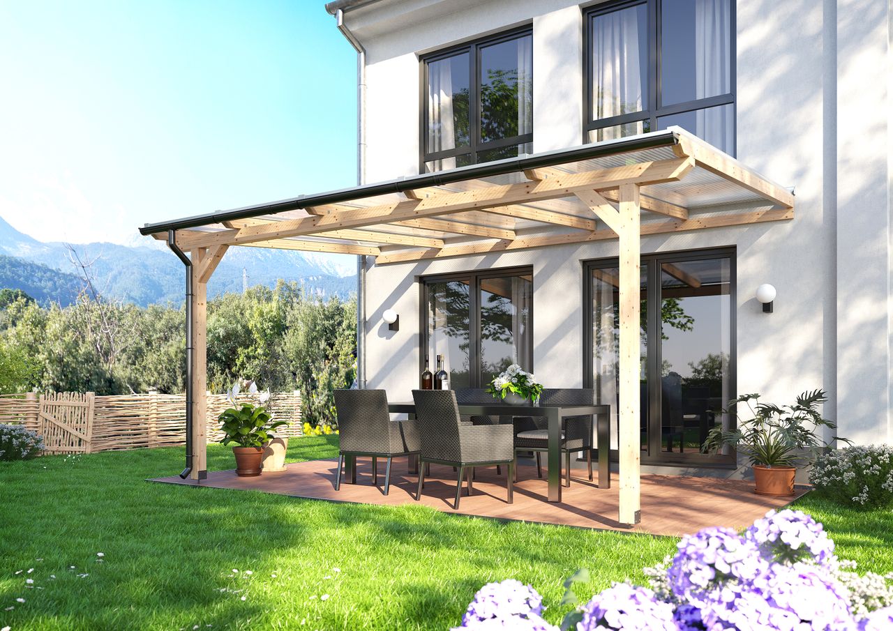 Ein weißes Haus mit einer Terassenüberdachung mithilfe der lyx® Aluminiumsprosse