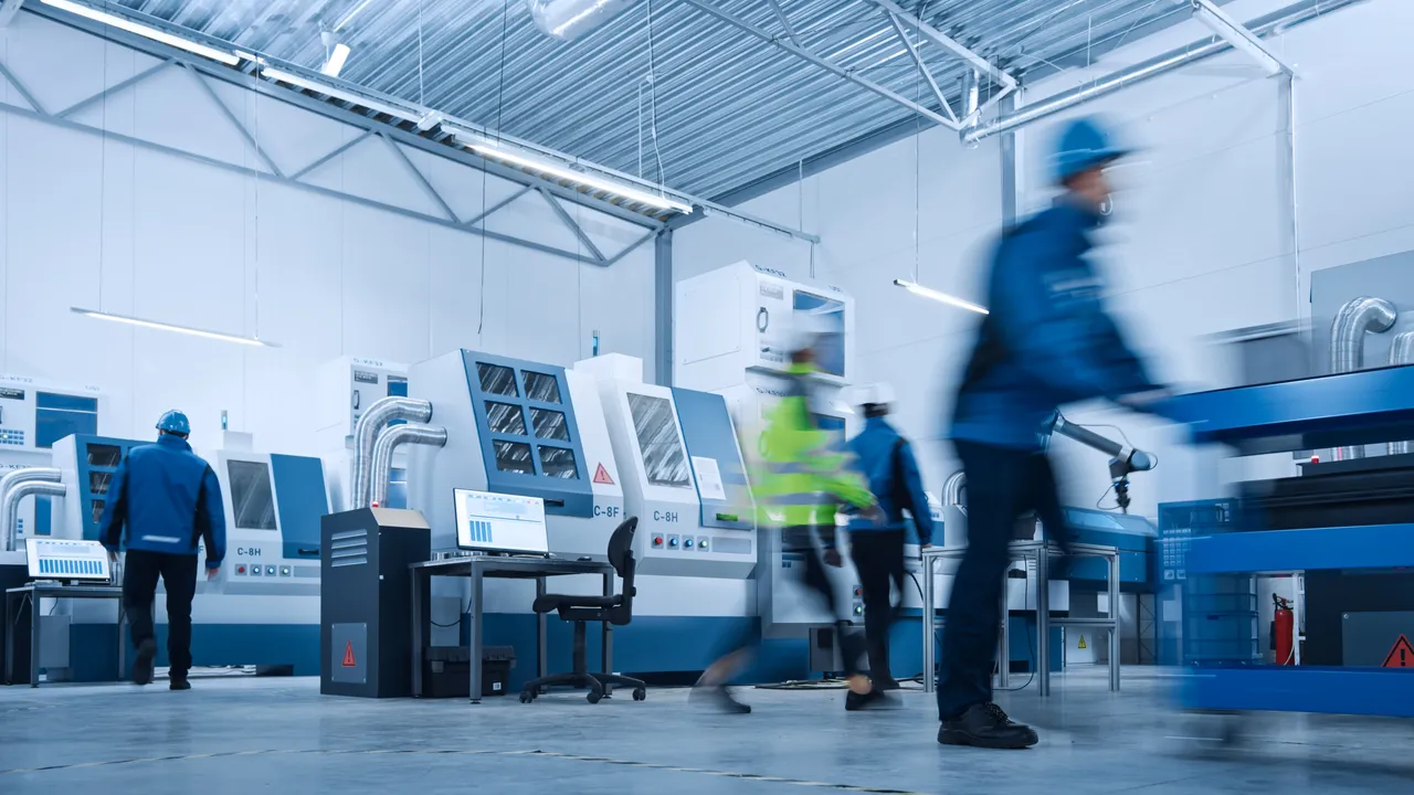 Mehrere CNC-Maschinen in der Metallbearbeitung für präzise Lohnfertigung