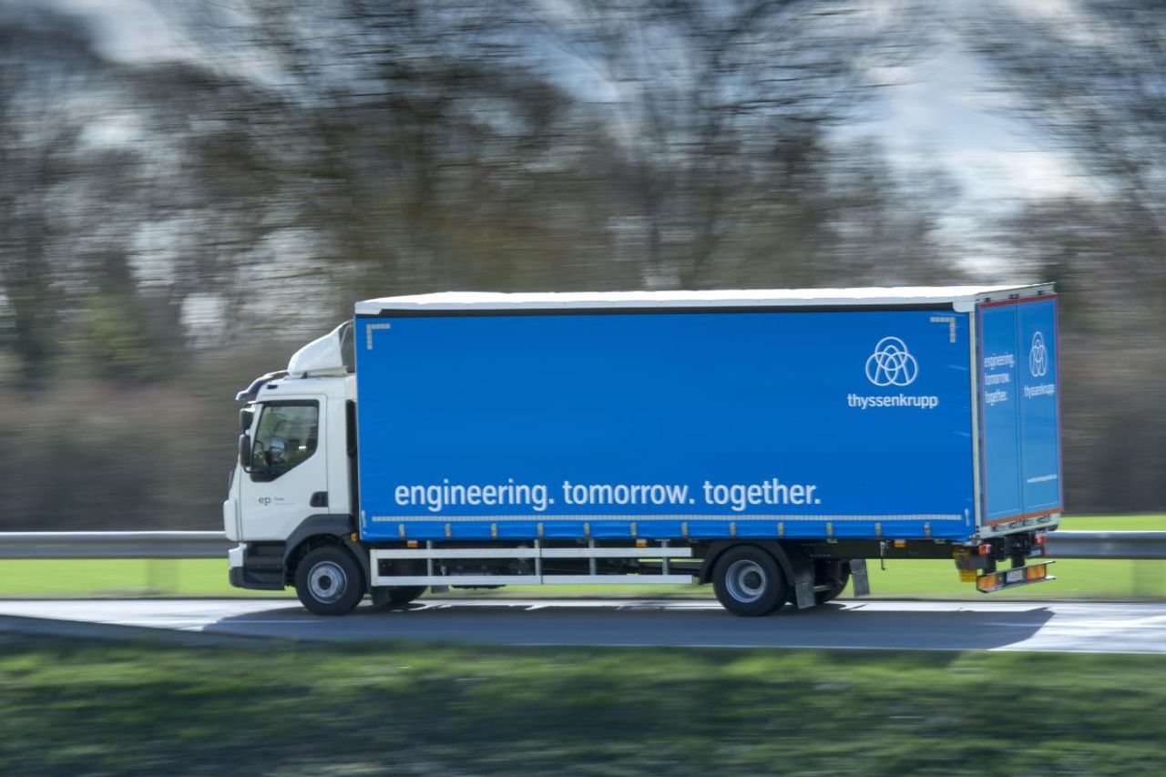Fahrender thyssenkrupp LKW