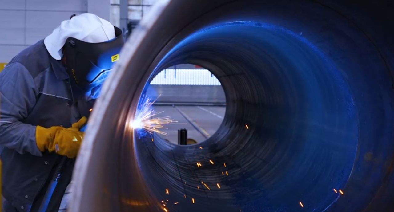 Schweißen von Großrohren bei thyssenkrupp Schulte