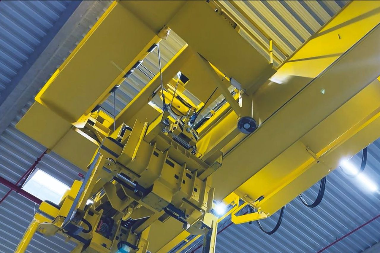 Gelbe Krananlage in Halle