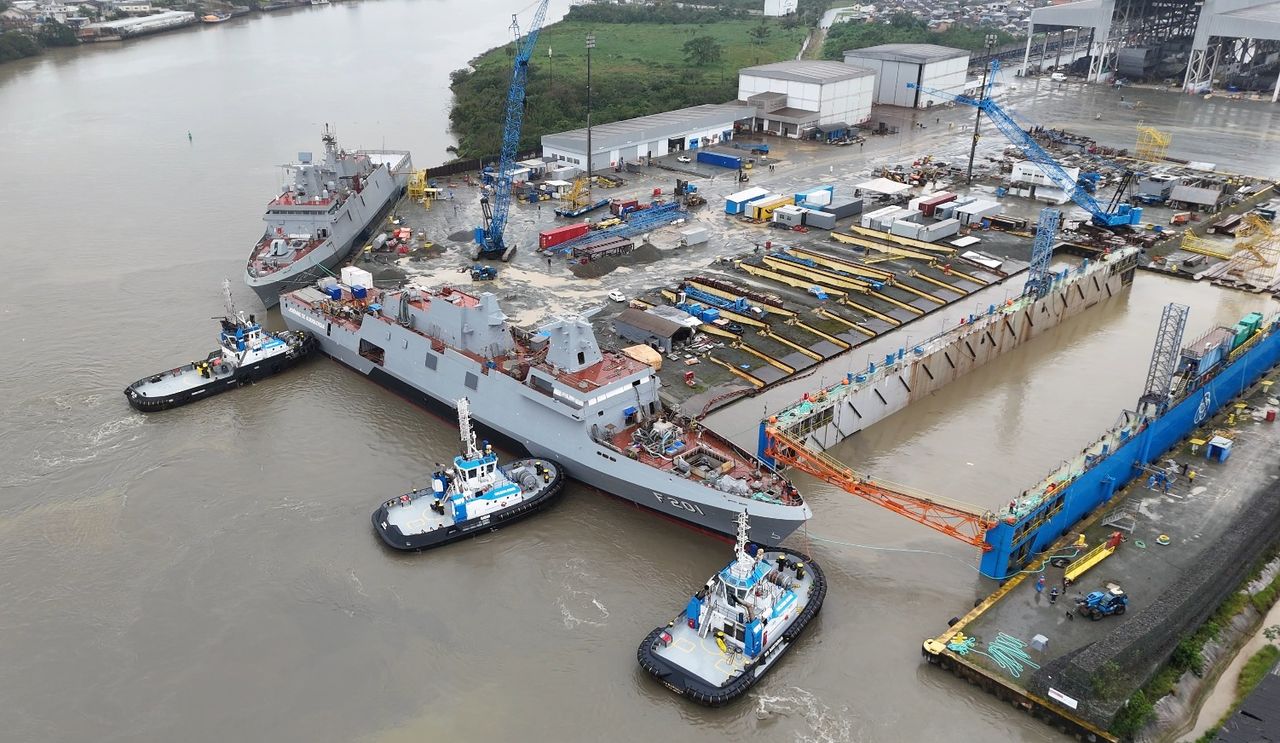 Fragata Jerônimo de Albuquerque F201 operação de load-out Itajaí Programas Fragatas Classe Tamandaré Marinha do Brasil