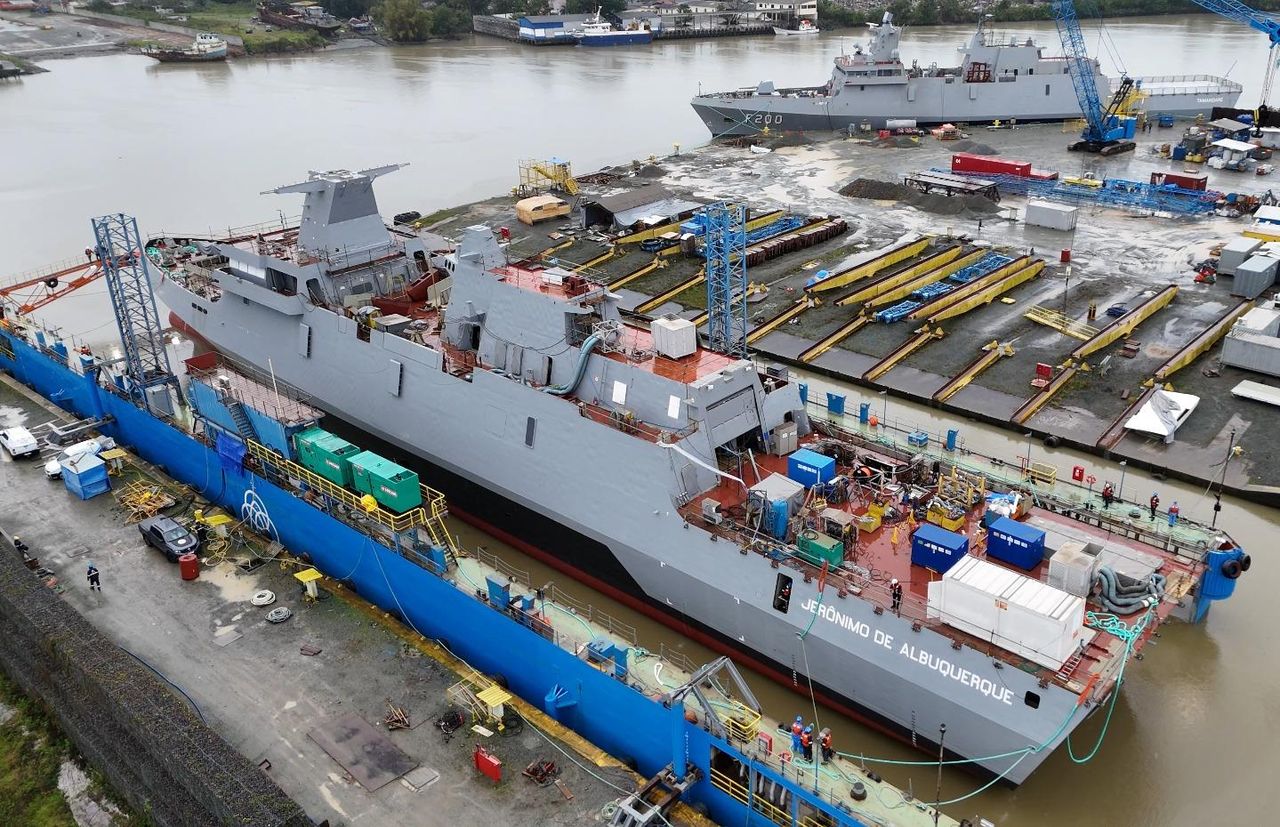 Fragata Jerônimo de Albuquerque F201 operação de load-out Itajaí Programas Fragatas Classe Tamandaré Marinha do Brasil