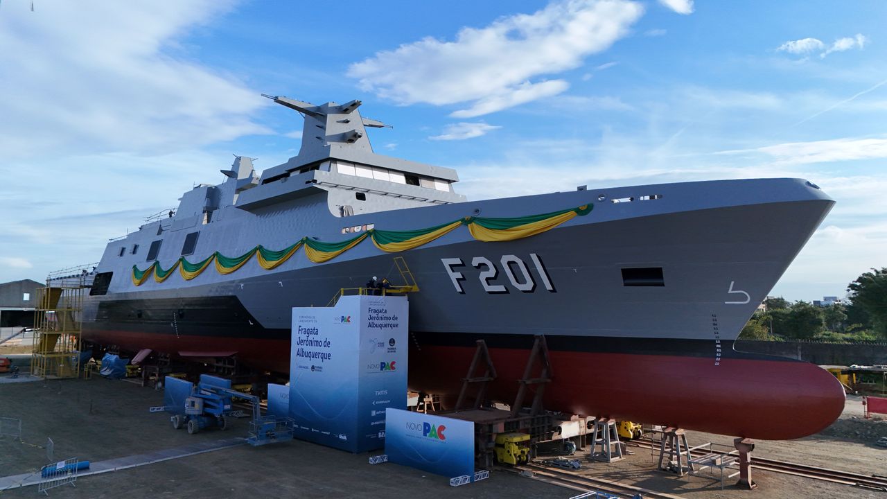 Marinha do Brasil realiza a cerimônia de lançamento da Fragata Jerônimo de Albuquerque (F201), fortalecendo a Amazônia Azul e a indústria naval nacional