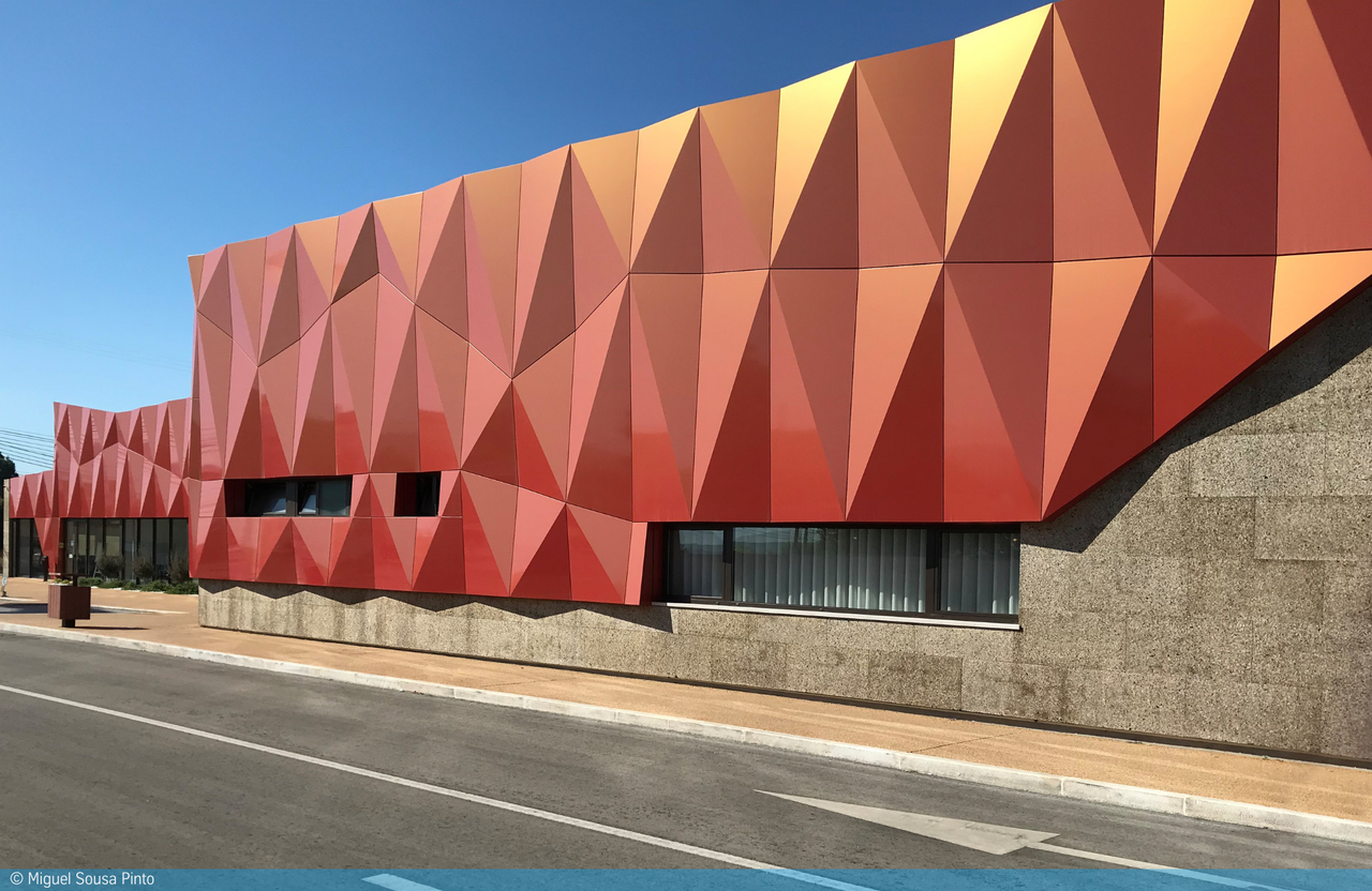 budynek z antracytowymi płytami easy fiX na fragmencie elewacji