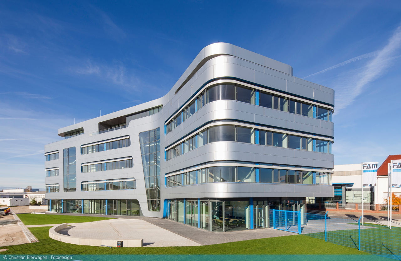 budynek ze srebrnymi płytami ALUCOBOND