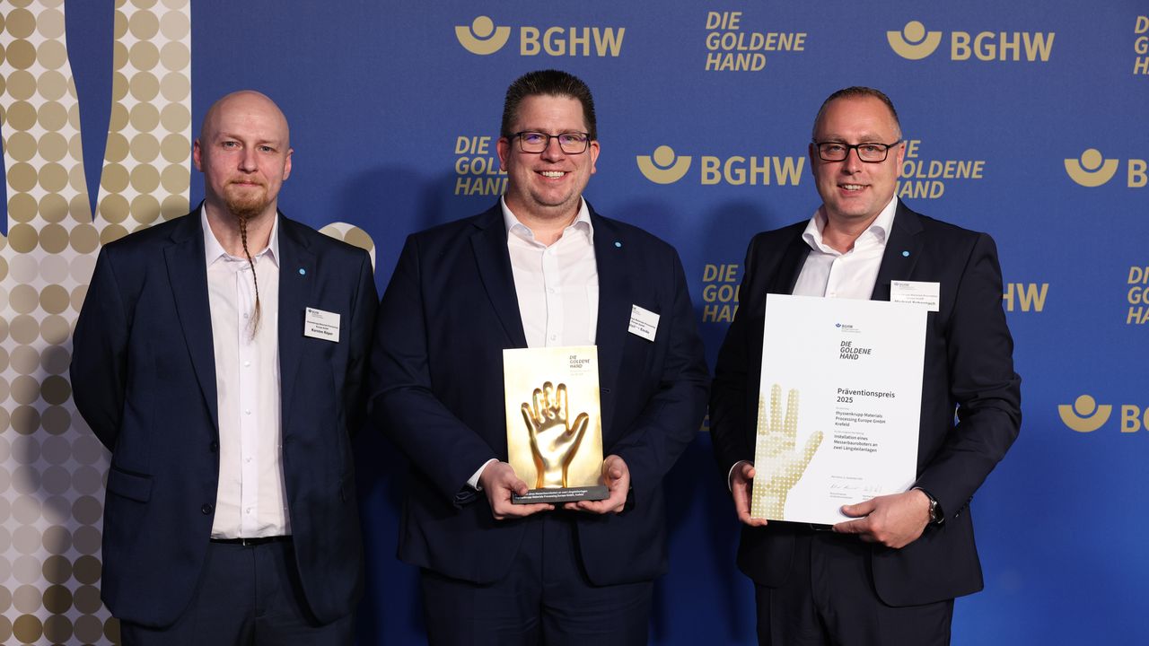 Karsten Röper, Christian Emde, Michael Schappach from thyssenkrupp Materials Processing Europe with the BGHW logo, holding the 2025 Prevention Prize 'The Golden Hand'